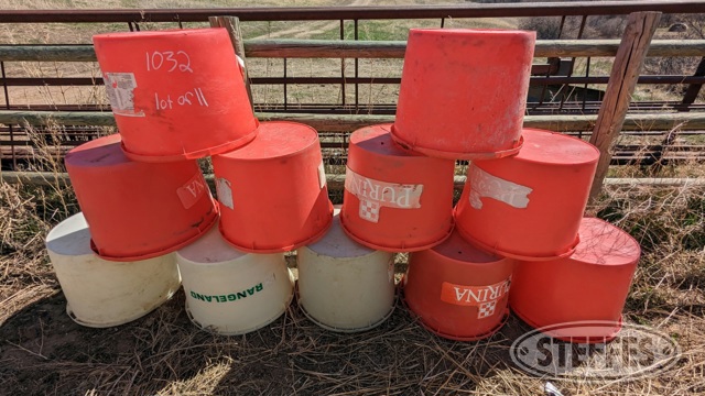 (11) Round plastic feed tubs